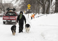 カナダ・モントリオールで、雪の中で犬の散歩をする男性。マニトバから大西洋岸までを厳しい寒波に覆い、同国当局は「hazardous（危険な）」寒さが襲うと警告している（2019年1月29日撮影）。(c)MARTIN OUELLET-DIOTTE / AFP