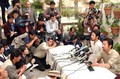 2004年、ヨルダンの首都アンマンで記者会見するフリージャーナリストの安田順平さん（右から2人目）と平和活動家の渡辺修孝さん（右端、2004年4月18日撮影）。(c)KHALIL MAZRAAWI / AFP