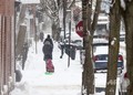 カナダ・モントリオールで雪の積もった歩道を歩く人たち。マニトバから大西洋岸までを厳しい寒波に覆い、同国当局は「hazardous（危険な）」寒さが襲うと警告している（2019年1月29日撮影）。(c)MARTIN OUELLET-DIOTTE / AFP