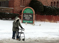 米ミシガン州デトロイトで雪の中を歩く人（2019年1月29日撮影）。(c)JEFF KOWALSKY / AFP