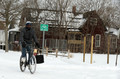 米ミシガン州デトロイトで雪の中を自転車に乗る人（2019年1月29日撮影）。(c)JEFF KOWALSKY / AFP