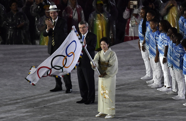 小池百合子都知事、ファッションという名の大きな「武器」 写真1枚 国際ニュース：AFPBB News