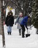 カナダ・モントリオールで雪の積もった歩道を歩く人たち。マニトバから大西洋岸までを厳しい寒波に覆い、同国当局は「hazardous（危険な）」寒さが襲うと警告している（2019年1月29日撮影）。(c)MARTIN OUELLET-DIOTTE / AFP