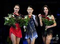 18-19フィギュアスケートグランプリ（GP）ファイナル、女子シングル。表彰式に臨む（左から）2位のアリーナ・ザギトワ、優勝した紀平梨花、3位のエリザベータ・トゥクタミシェワ（2018年12月8日撮影）。(c)Don MacKinnon / AFP