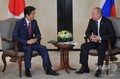 シンガポールでロシアのウラジーミル・プーチン大統領（右）と会談する安倍晋三首相（2018年11月14日撮影）。(c)Alexey DRUZHININ / SPUTNIK / AFP